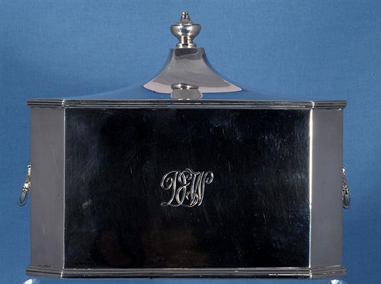 A George V silver two handled octagonal tea caddy, by Richard Comyns, length 202mm, weight 27.1oz/845grms.
